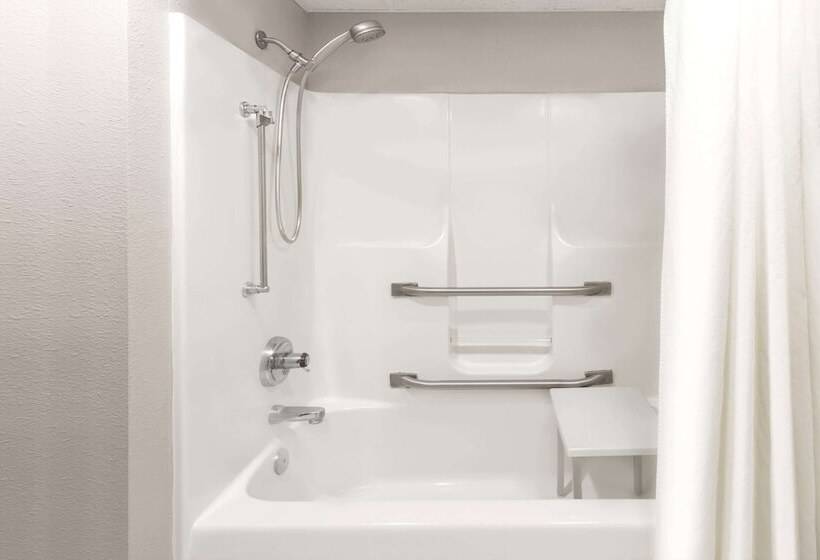 מוטל Super 8 By Wyndham Plymouth