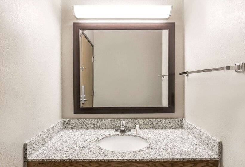 מוטל Super 8 By Wyndham Plymouth