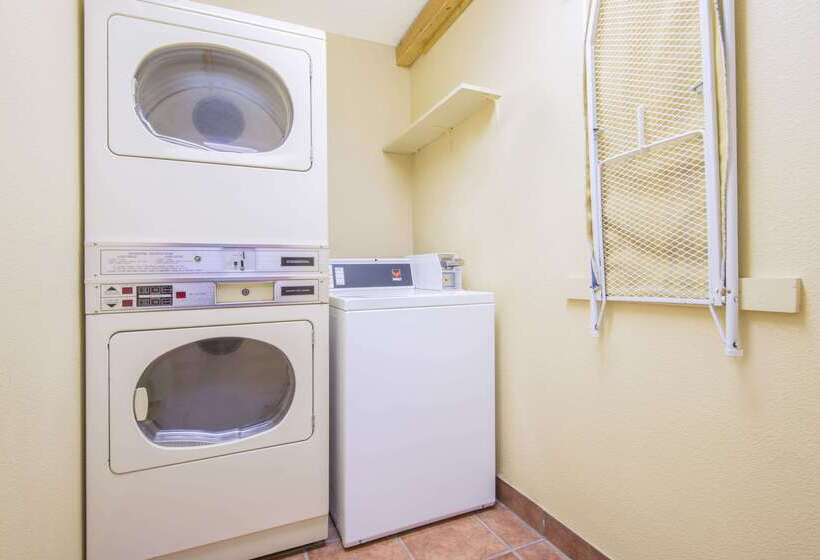 فندق على الطريق Super 8 By Wyndham Portales