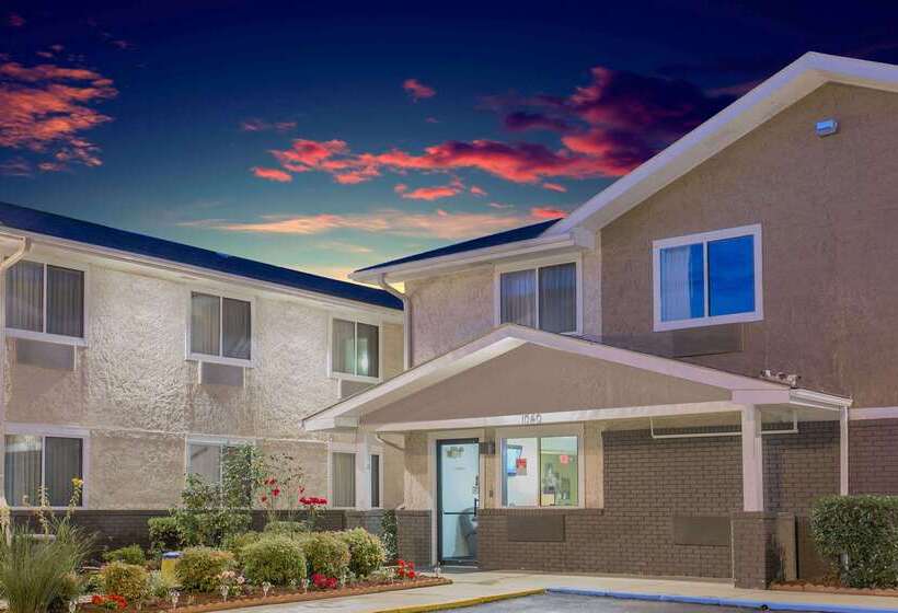 فندق على الطريق Super 8 By Wyndham South Boston Va