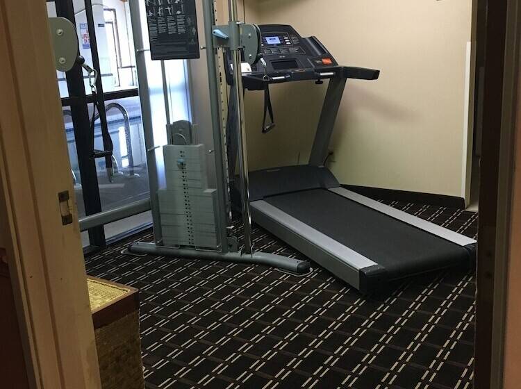 فندق على الطريق Super 8 By Wyndham Watertown Wi