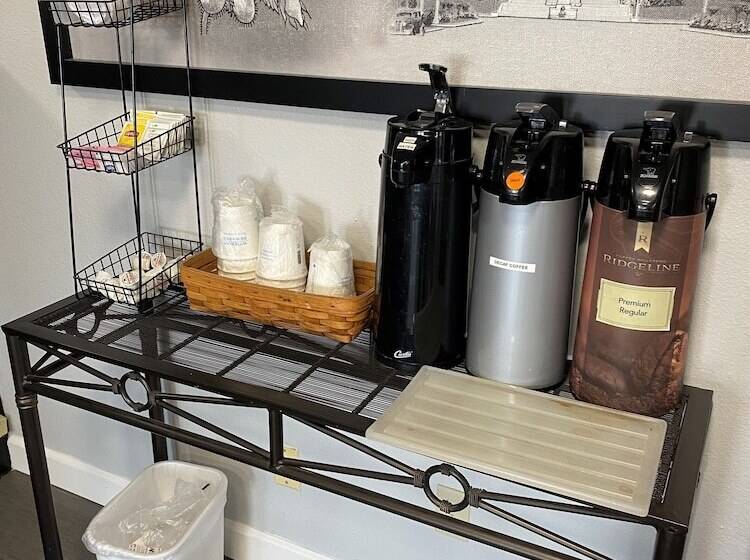 فندق على الطريق Super 8 By Wyndham Waverly