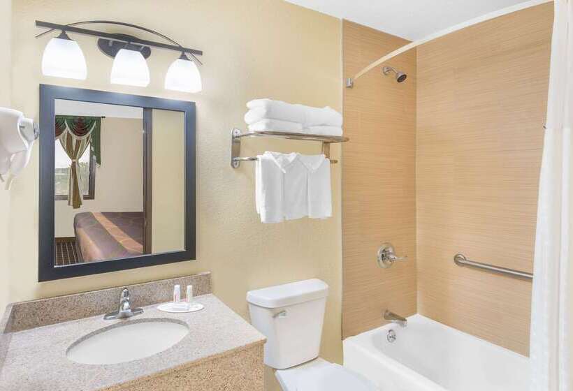 فندق على الطريق Super 8 By Wyndham Webster City Ia