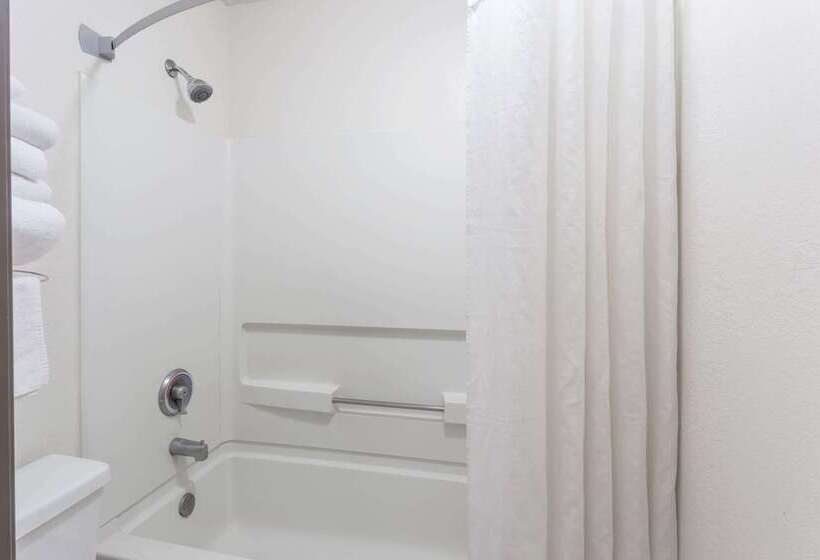 فندق على الطريق Super 8 By Wyndham Woodstock