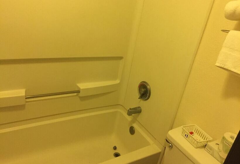 فندق على الطريق Super 8 By Wyndham Woodstock