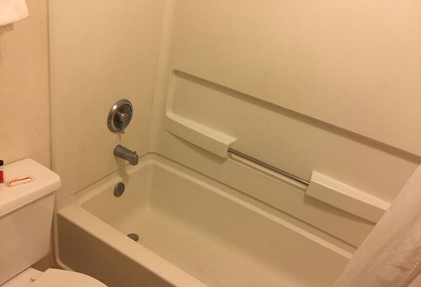 فندق على الطريق Super 8 By Wyndham Woodstock