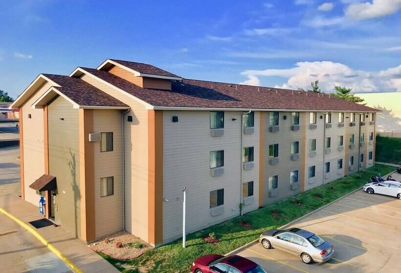 فندق على الطريق The Quincy Inn & Suites