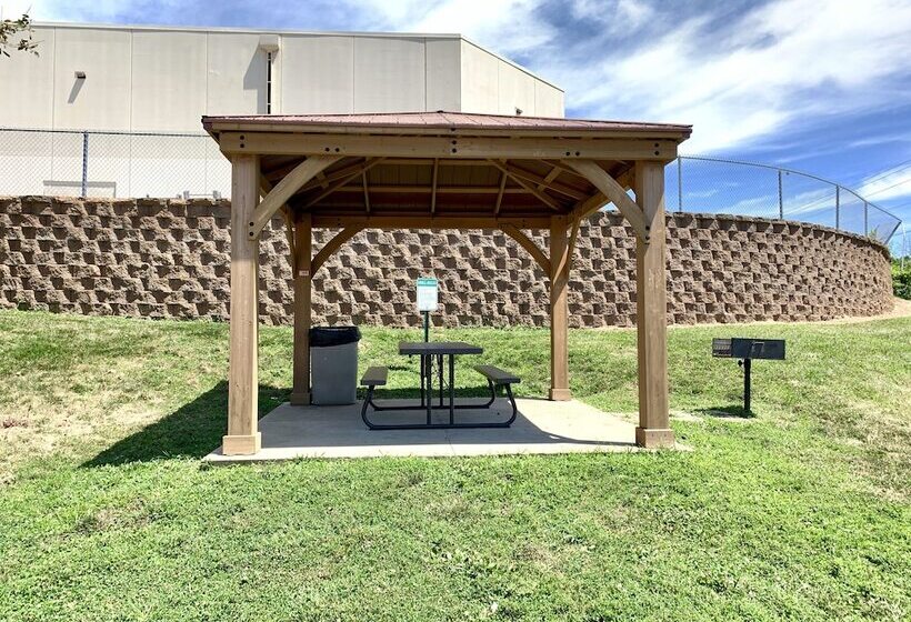 فندق على الطريق The Quincy Inn & Suites