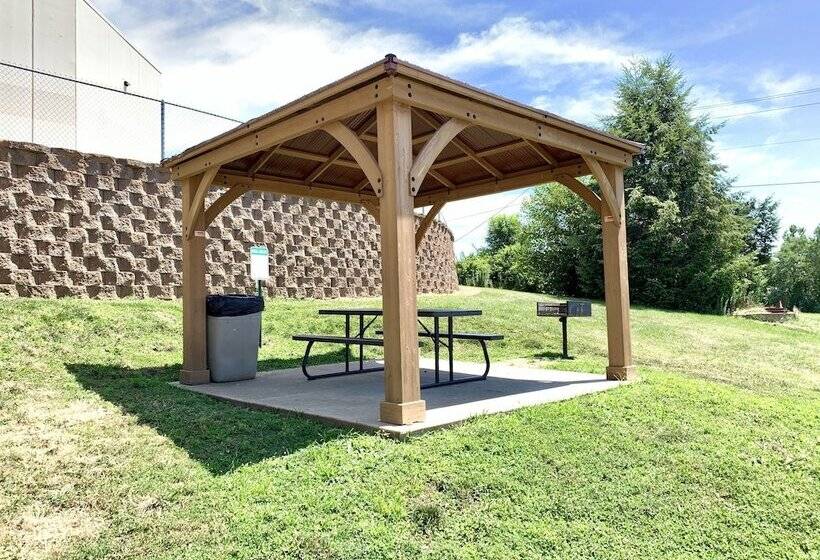 فندق على الطريق The Quincy Inn & Suites