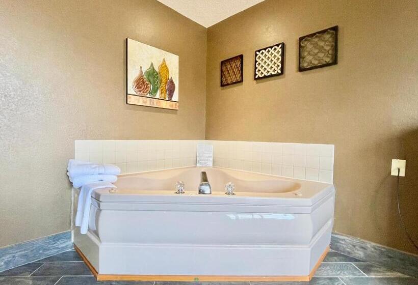 فندق على الطريق The Quincy Inn & Suites