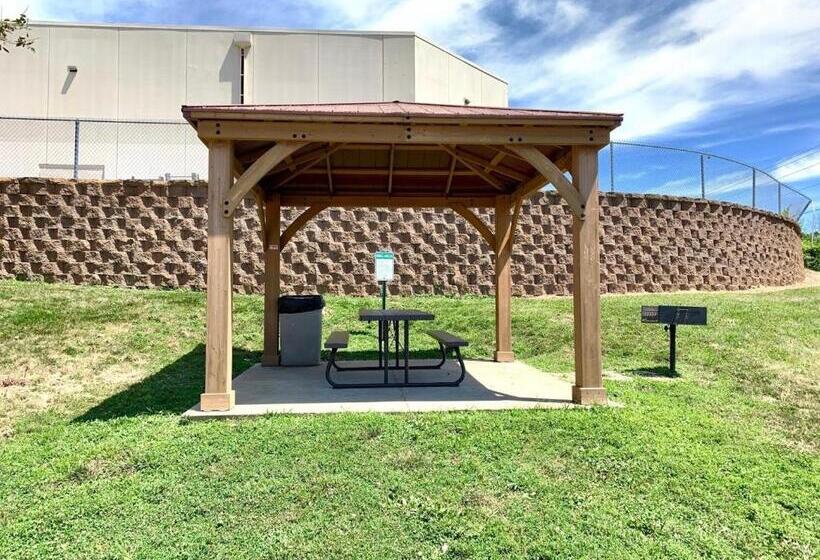 فندق على الطريق The Quincy Inn & Suites