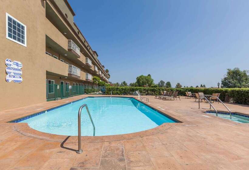 فندق على الطريق Travelodge By Wyndham Sylmar Ca