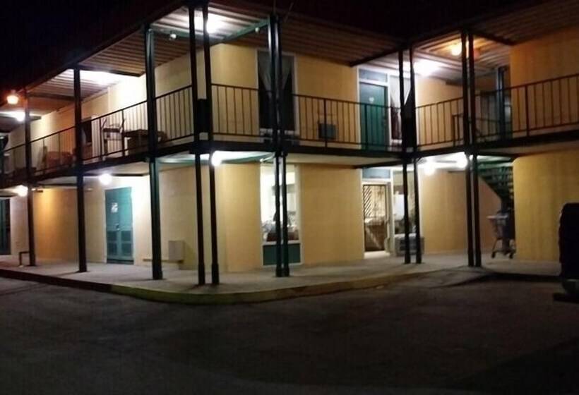 汽车旅馆  West Texas Inn & Suites Midland