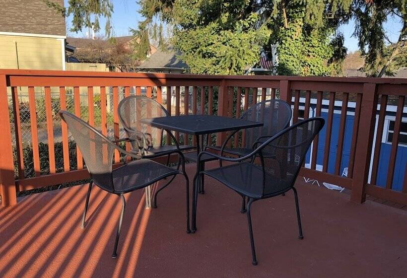 بنسيون Rainier Guesthouse