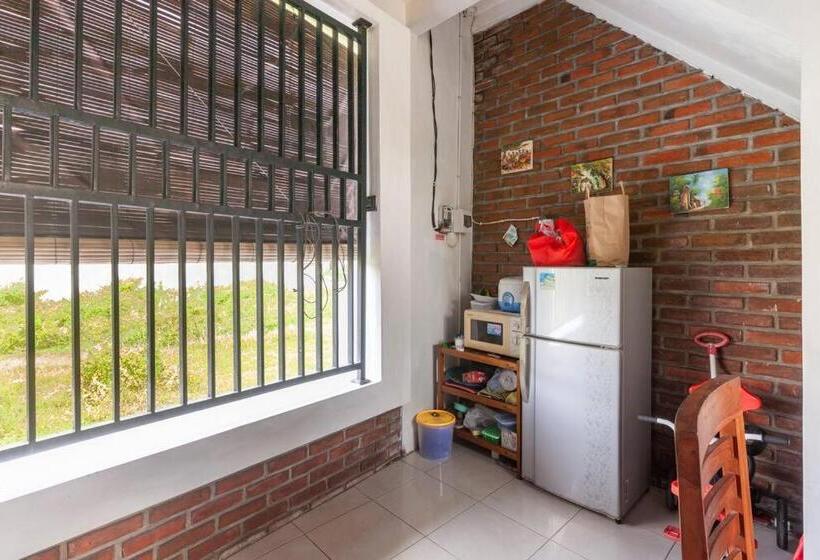 פנסיון The Backyard House