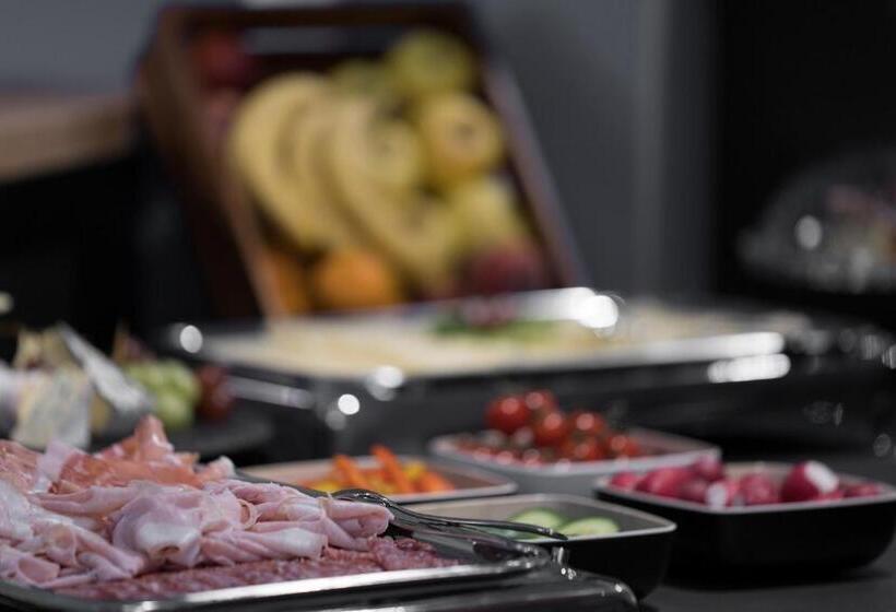 Отель Lakeside77