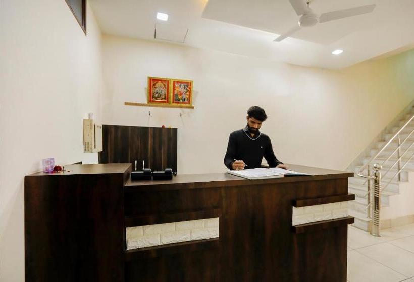 فندق Oyo 67933  Shrinath Bhawan