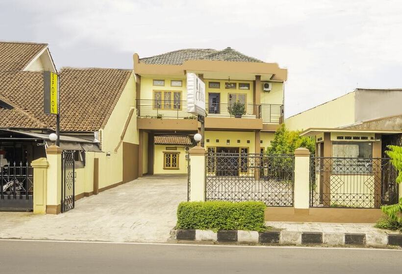 Spot On 2395 Hotel Aden 2 Syariah