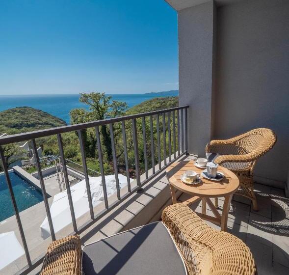 هتل Vivid Blue Serenity Resort