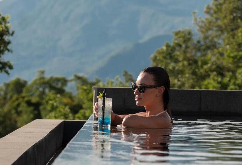 هتل Vivid Blue Serenity Resort