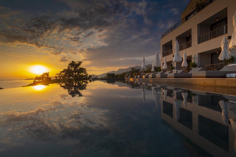 هتل Vivid Blue Serenity Resort