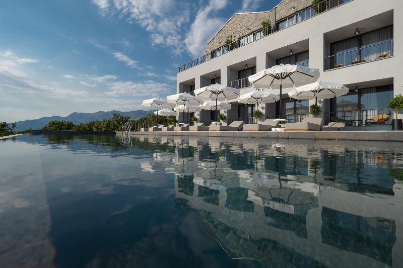 هتل Vivid Blue Serenity Resort