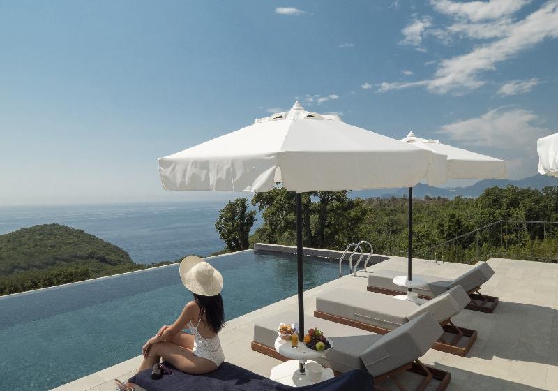 هتل Vivid Blue Serenity Resort