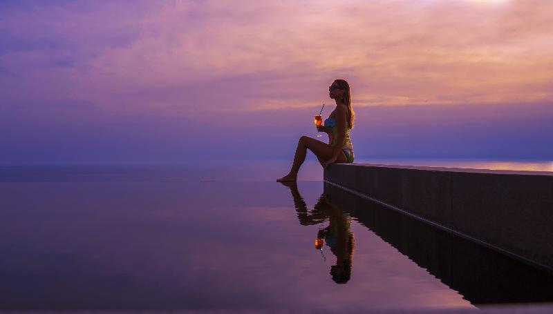 هتل Vivid Blue Serenity Resort