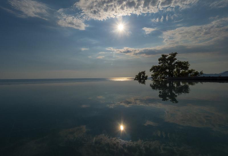 هتل Vivid Blue Serenity Resort