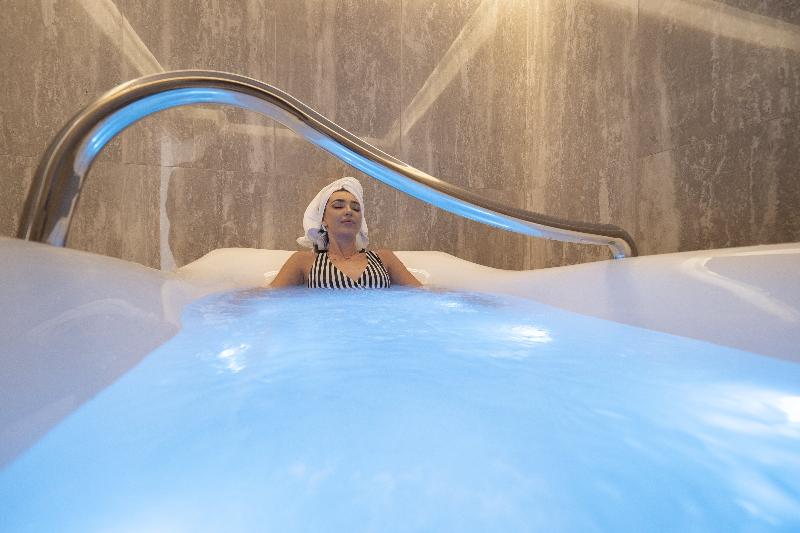 هتل Vivid Blue Serenity Resort