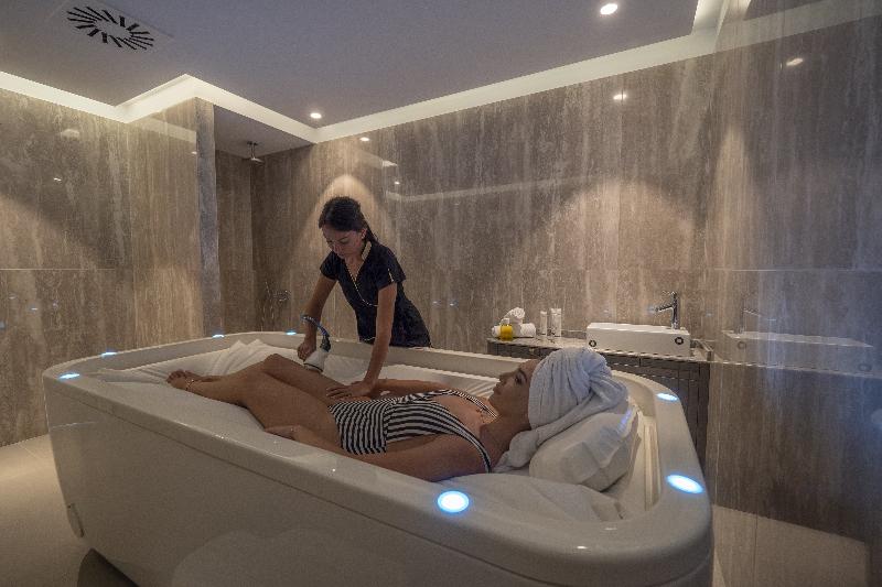 هتل Vivid Blue Serenity Resort