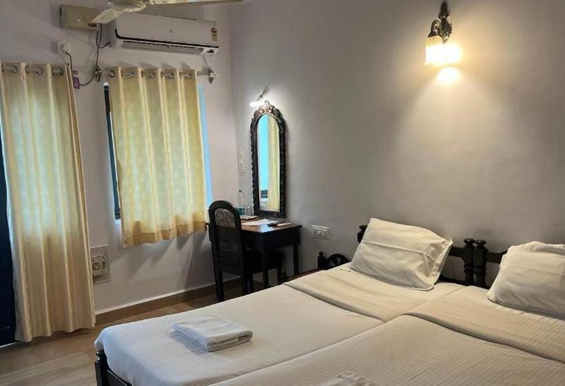 بنسيون La Petite Guest House