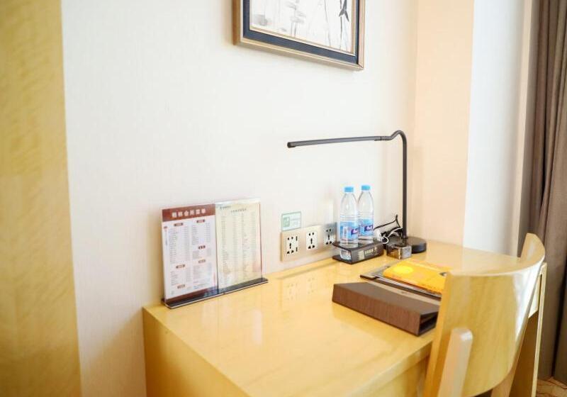 בית מלון כפרי Greentree Inn Zhumadian High Speed Rail Station Square Store