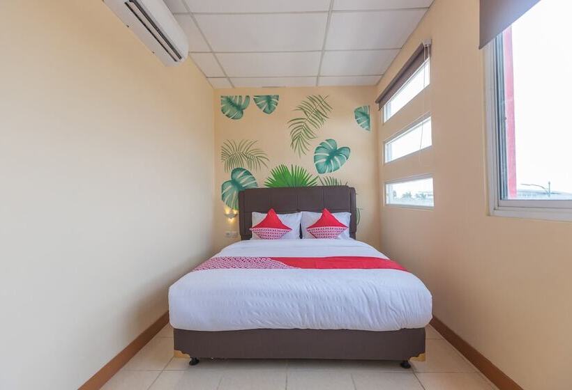 Отель Reddoorz @ Iodium Residence Cikarang