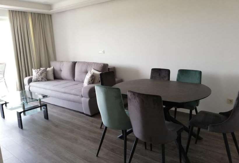 Modern Apartment In Makarska With Sea View