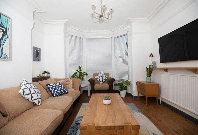 Arthouse Lovely Spacious 5 Bed House