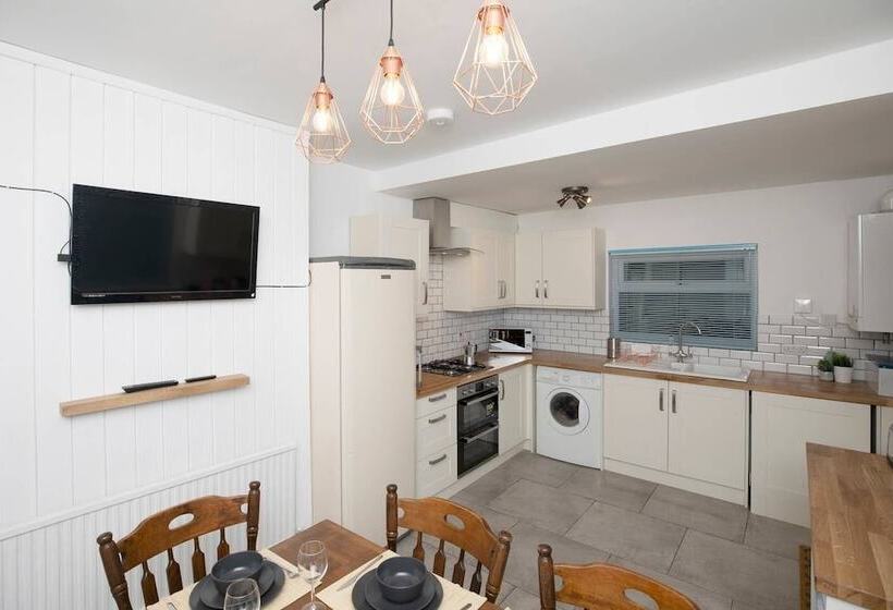 Arthouse Lovely Spacious 5 Bed House