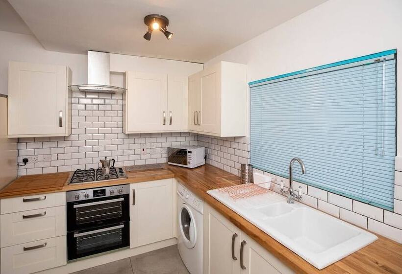 Arthouse Lovely Spacious 5 Bed House