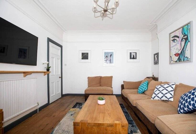 Arthouse Lovely Spacious 5 Bed House