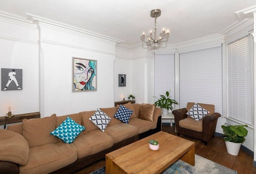 Arthouse Lovely Spacious 5 Bed House