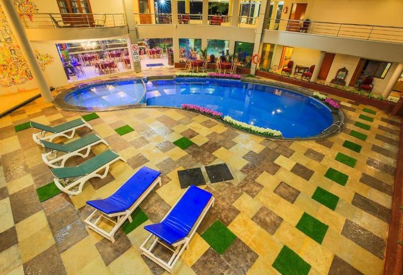 בית מלון כפרי Capital O 22969 The Center Court