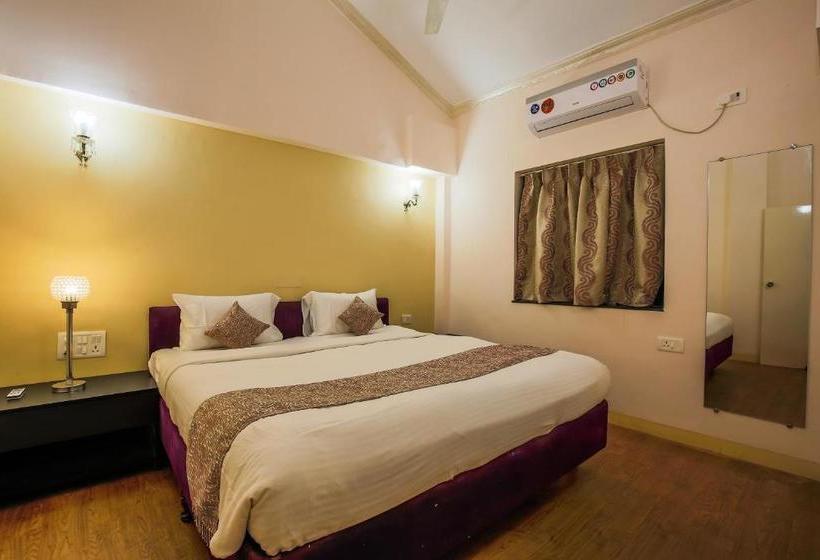 בית מלון כפרי Capital O 22969 The Center Court