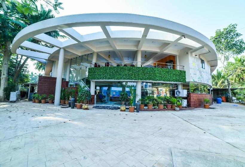 בית מלון כפרי Capital O 22969 The Center Court