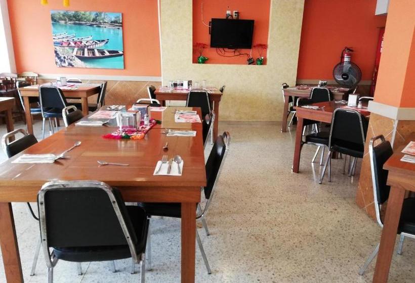 فندق Plaza Jacona