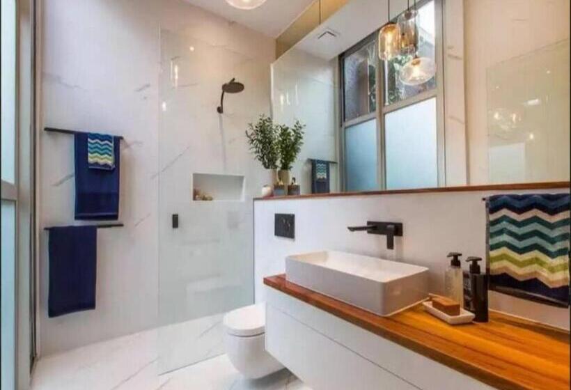 Readyset Apartments At Glasshouse