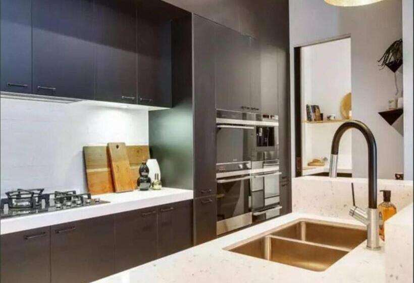 Readyset Apartments At Glasshouse