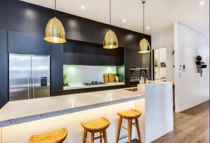 Readyset Apartments At Glasshouse