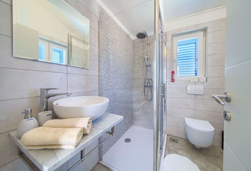 Apartments Mali Nono