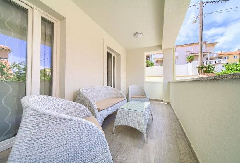 Apartments Mali Nono