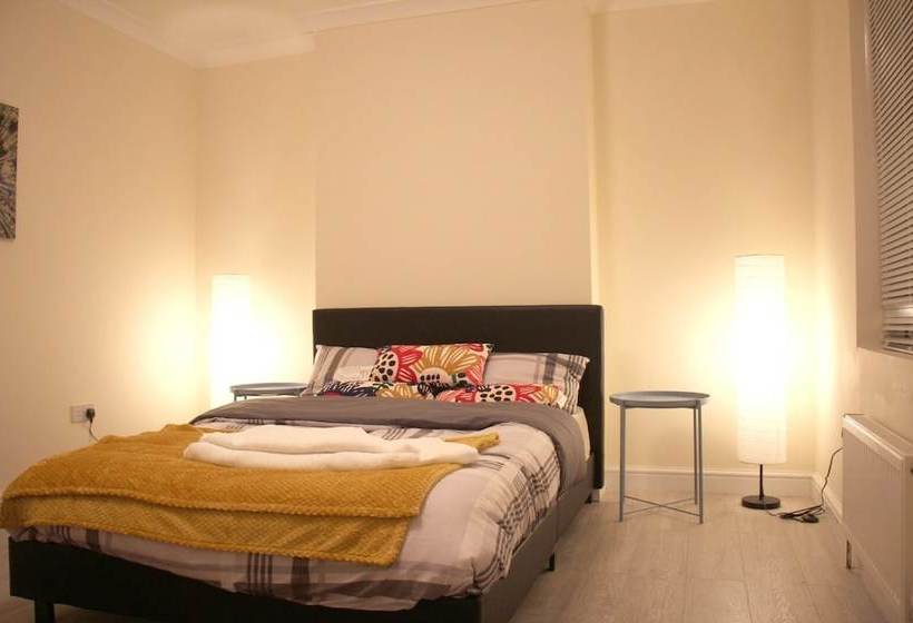 민박 Peacefull House In Slough